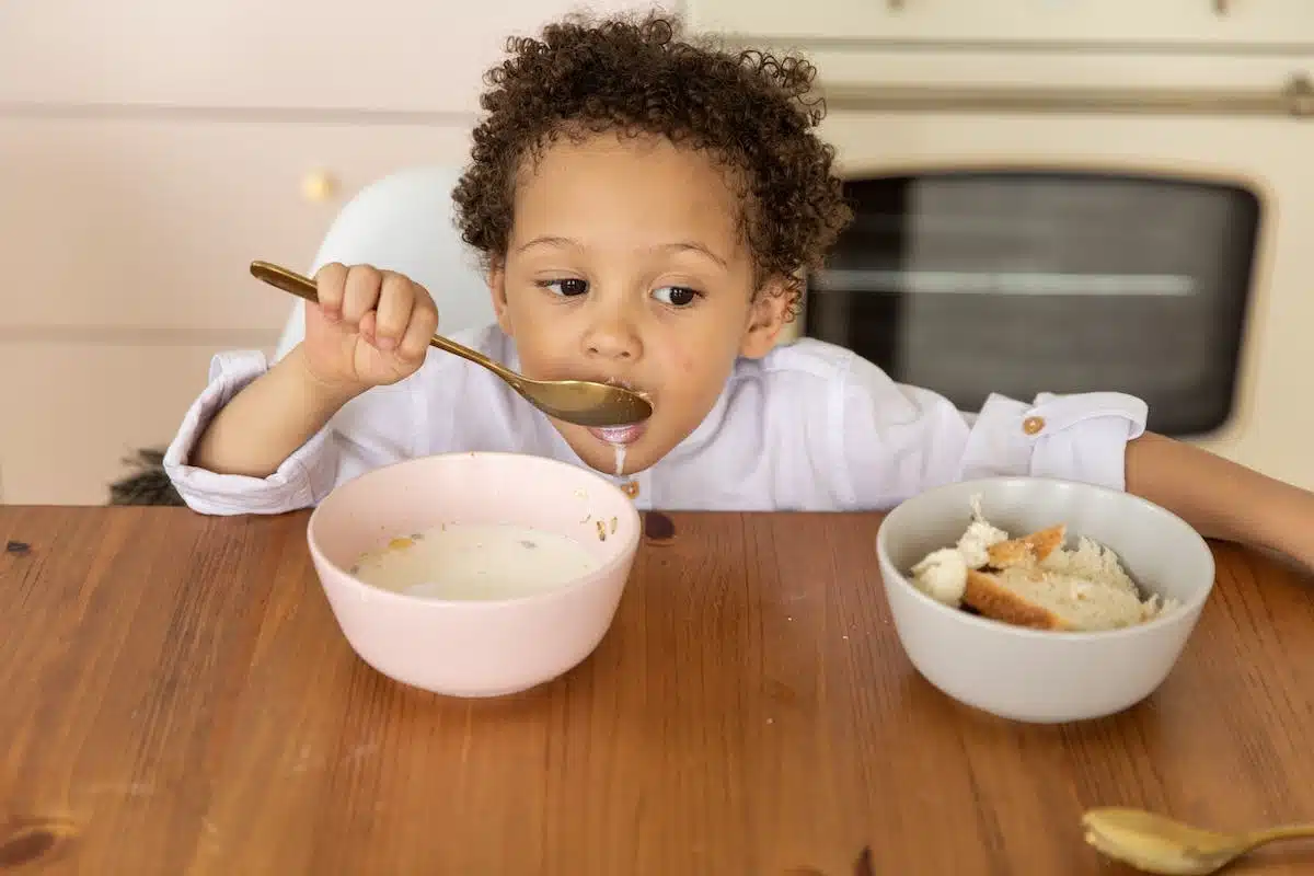 bébé  manger