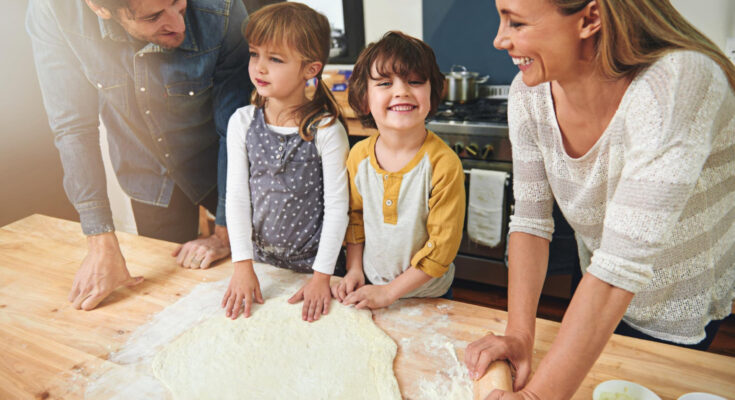 Faites participer vos enfants à la préparation du repas du soir !