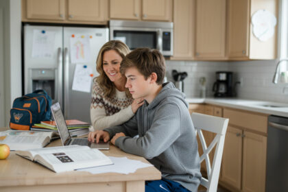 Jeune garçon et sa mère à la cuisine pour étude